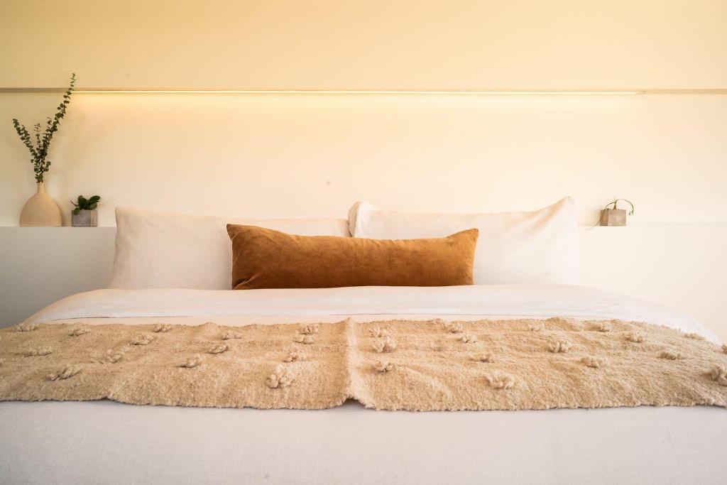Postel nebo postele na pokoji v ubytování Shorehouse Hotel