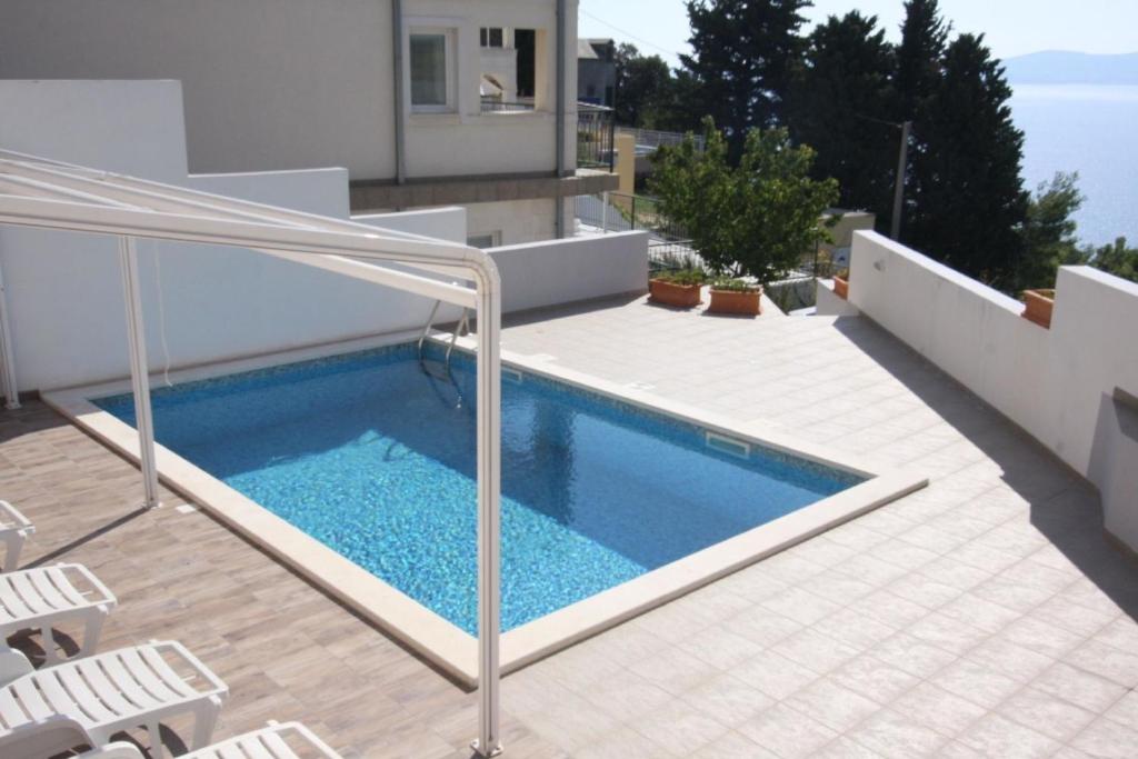 Πισίνα στο ή κοντά στο Moderne Ferienwohnung in Mimice mit gemeinsamem Pool, Grill und Terrasse und Meerblick