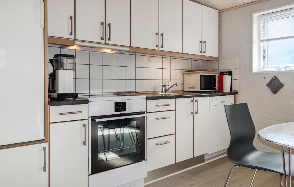 Kuchyň nebo kuchyňský kout v ubytování 2 Bedroom Stunning Apartment In Allinge