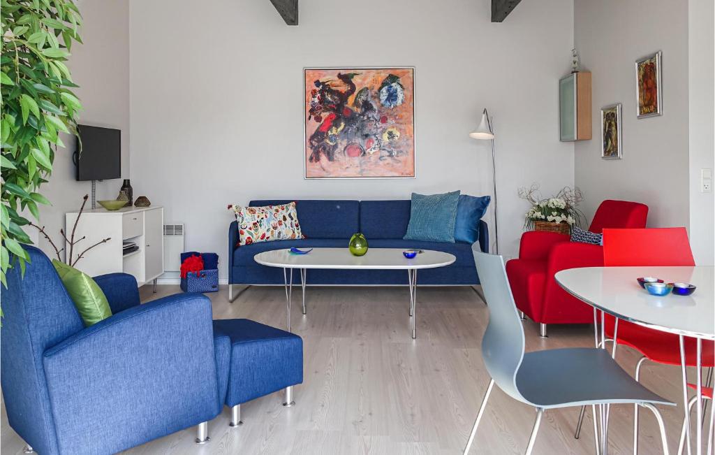 Posezení v ubytování 2 Bedroom Stunning Apartment In Allinge