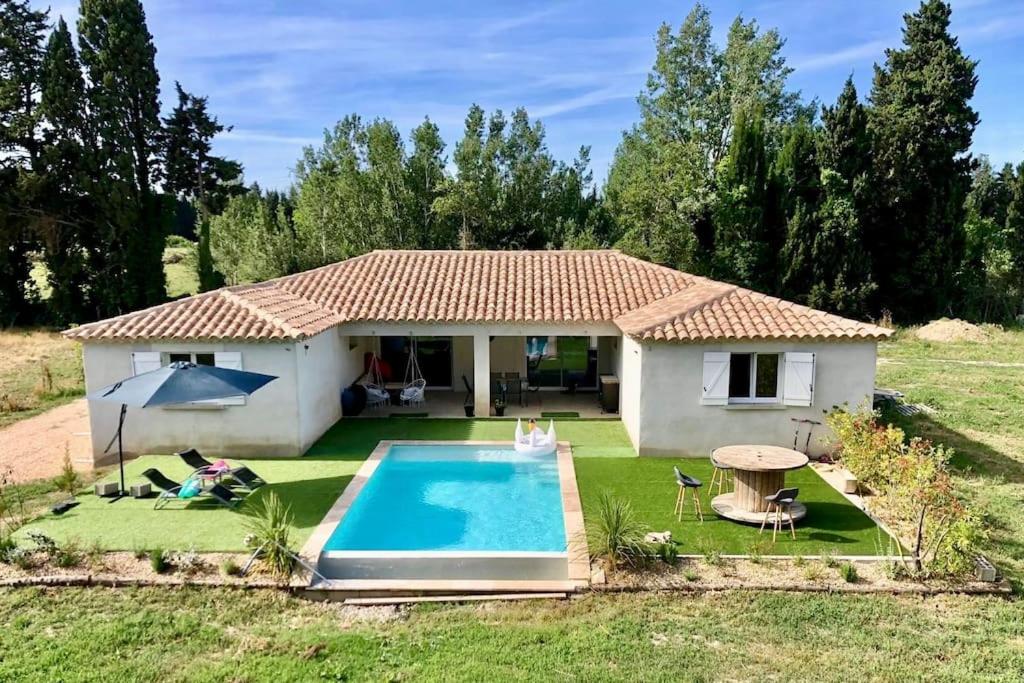 une petite maison avec une piscine dans la cour dans l'établissement Villa paradis Maison piscine chauffé, à Barbentane