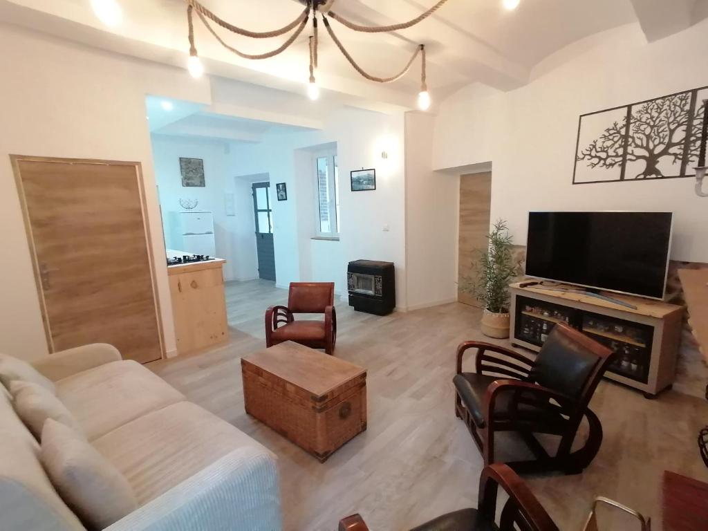 TV a/nebo společenská místnost v ubytování Gîte et chambres d'hôtes Les 2 Pins