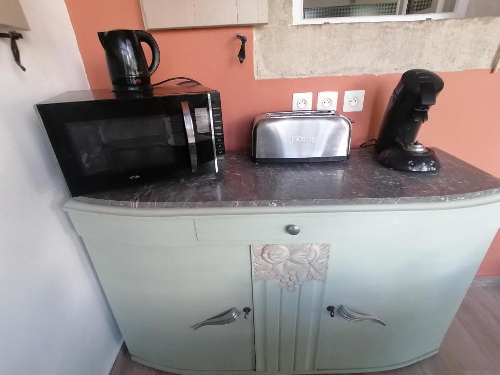 Kuchyň nebo kuchyňský kout v ubytování Gîte et chambres d'hôtes Les 2 Pins