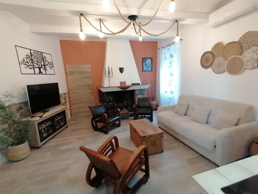 TV a/nebo společenská místnost v ubytování Gîte et chambres d'hôtes Les 2 Pins