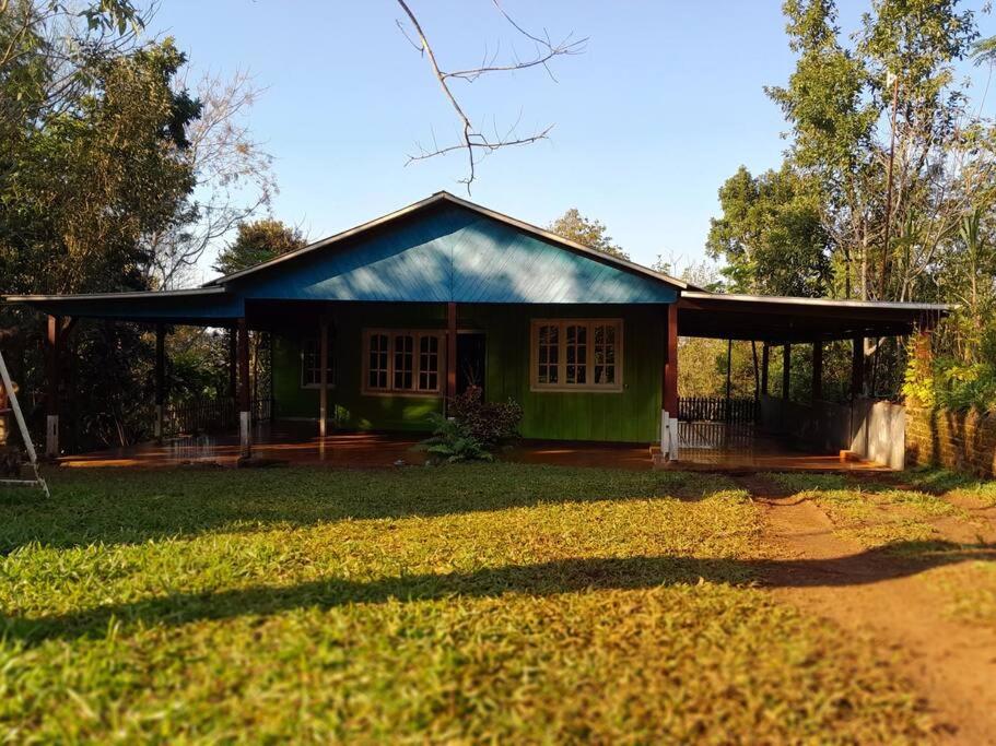 una pequeña casa con un patio de hierba delante de ella en La Casita, en El Soberbio