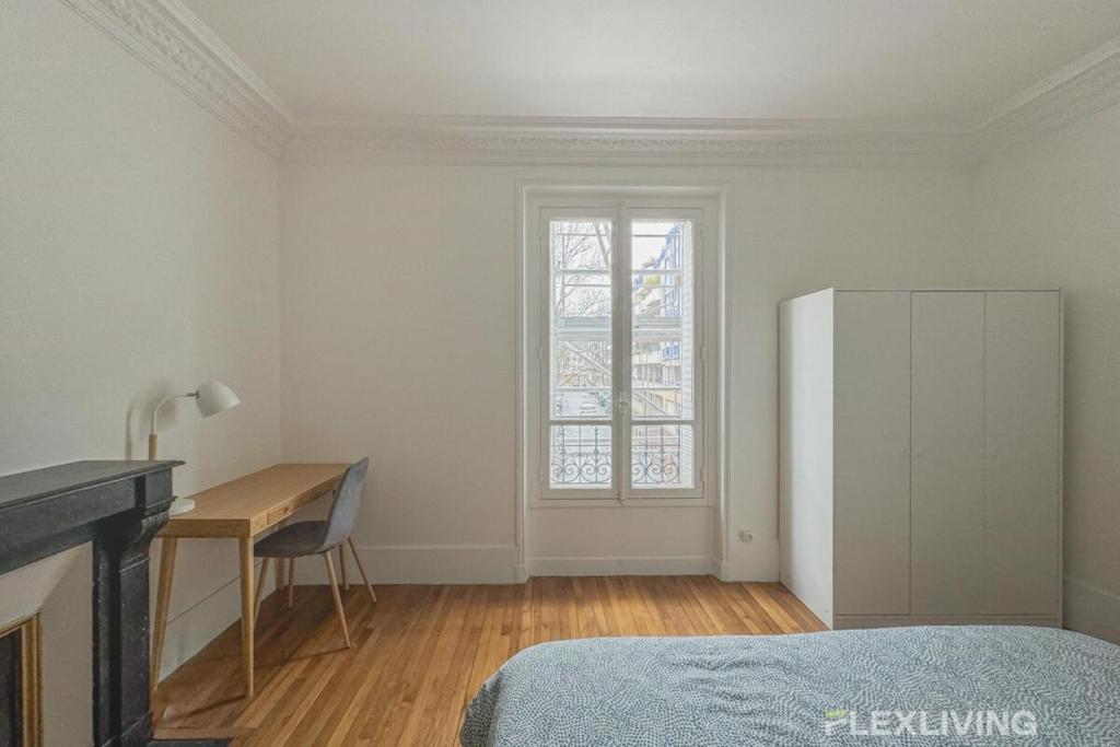 - une chambre avec un lit, un bureau et un réfrigérateur dans l'établissement Flexliving - Room - Henri Sellier - Suresnes 92, à Suresnes
