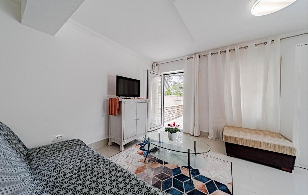 salon z kanapą i szklanym stołem w obiekcie Apartment Koludrt Bb Croatia w mieście Lumbarda