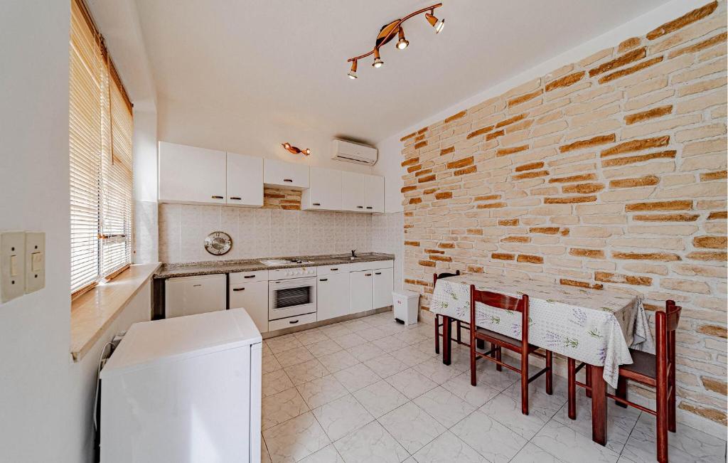 Kuchnia lub aneks kuchenny w obiekcie Apartment Koludrt Bb Croatia