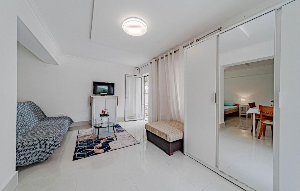 Telewizja i/lub zestaw kina domowego w obiekcie Apartment Koludrt Bb Croatia