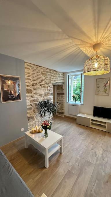 un salon avec un canapé et une table dans l'établissement Aux Champs Perdrix, à Couchey