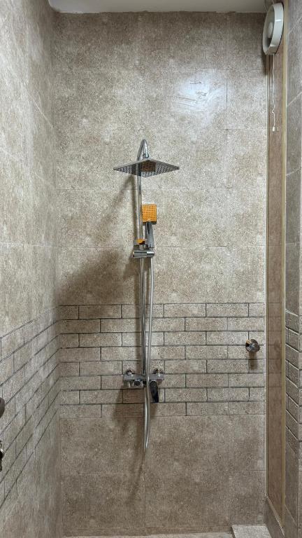 Ένα μπάνιο στο Bait Al Hakem Guest Rooms