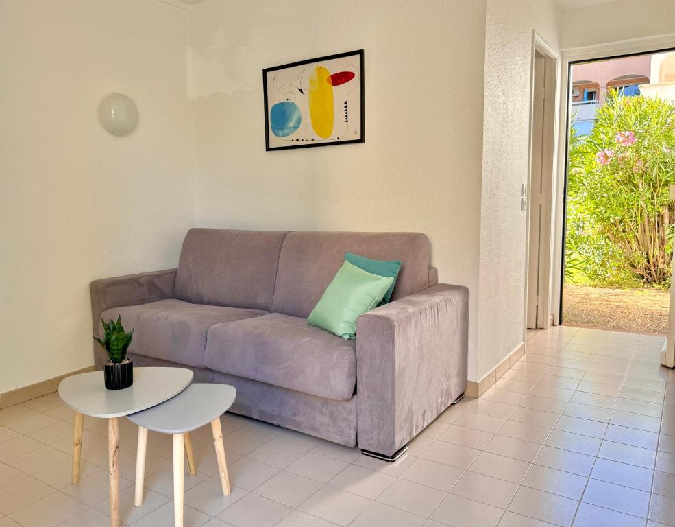A seating area at Beach Cannes Bungalows