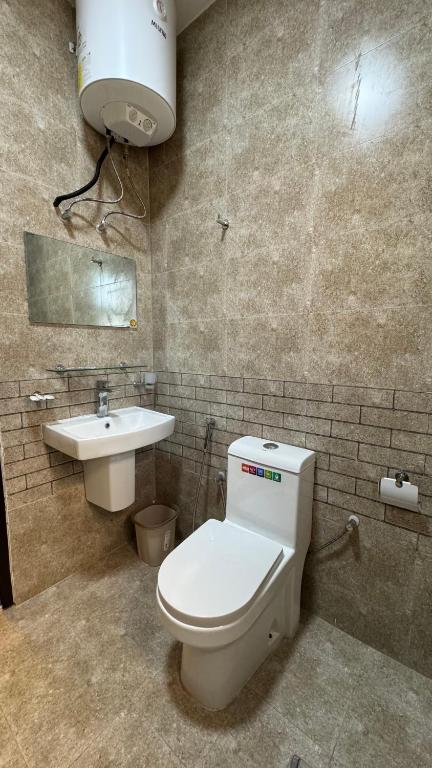Ένα μπάνιο στο Bait Al Hakem Guest Rooms