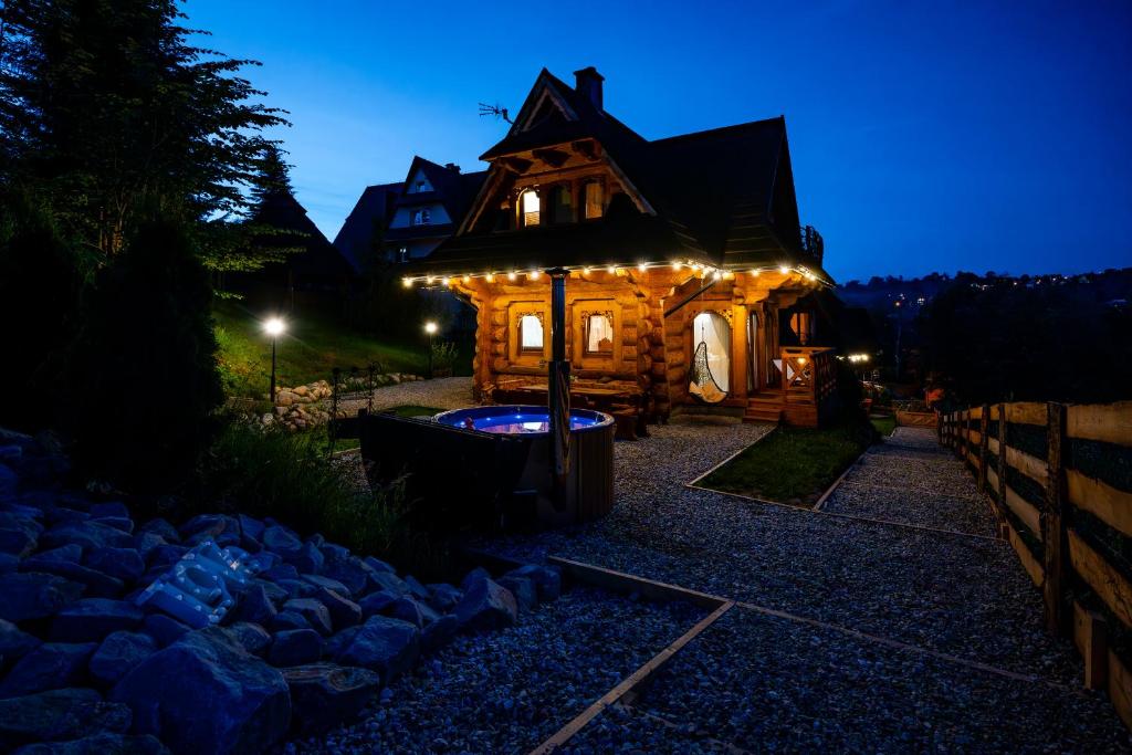 Vonkajšia záhrada v ubytovaní Góralska Chatka 2 Highland Cottage - Split AC, Jacuzzi, Sauna, Private parking, Mountains View, Garden, Zakopane