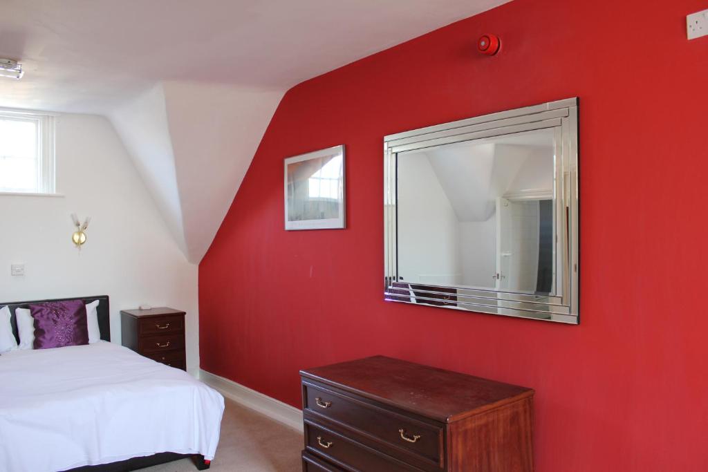The George Hotel Stansted Airport - 家庭房（2个成人 + 2个孩子）