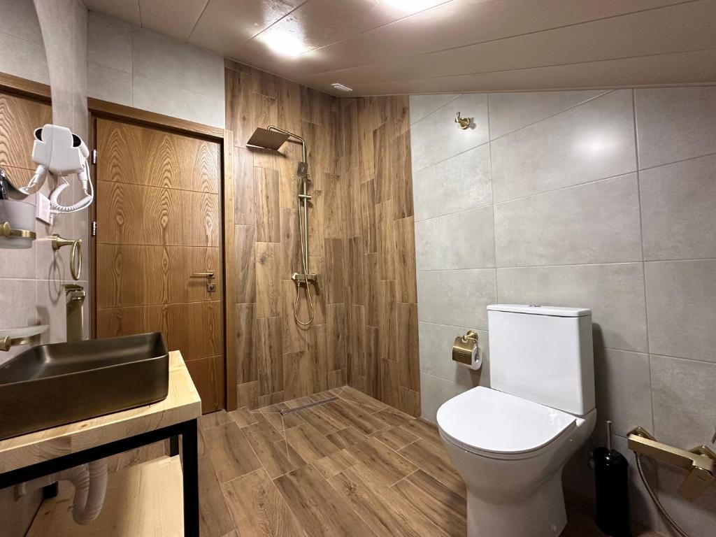 Bilik mandi di Hotel Mountime Kazbegi