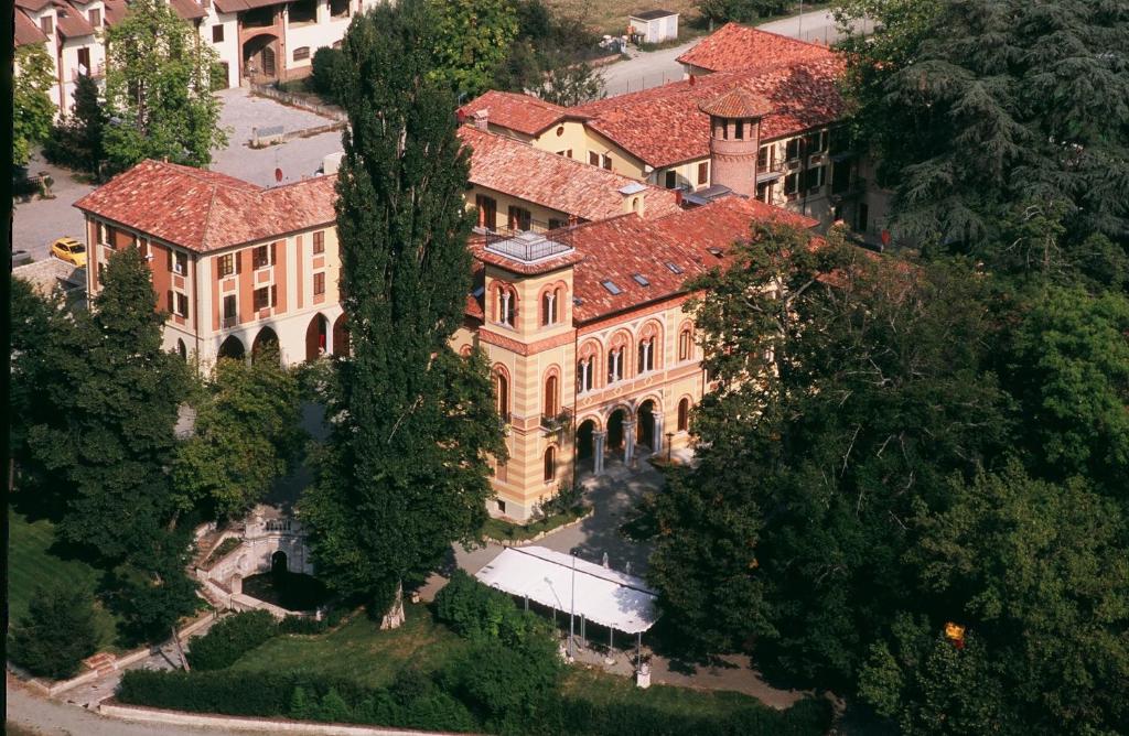 eine Luftansicht eines großen Herrenhauses mit Bäumen in der Unterkunft Villa Scati Apartments in Melazzo