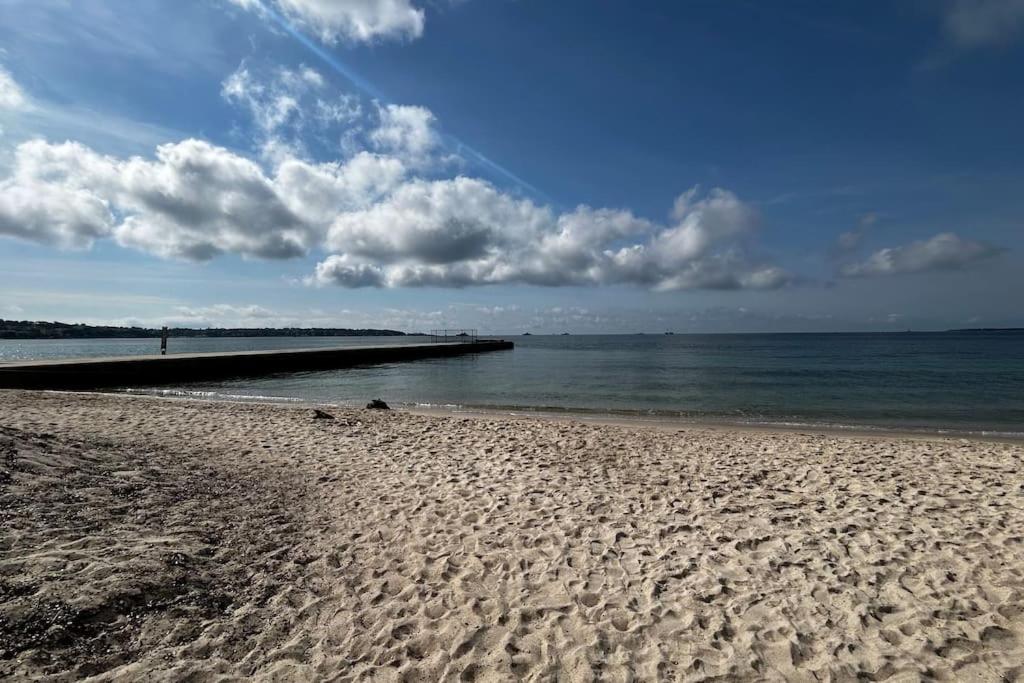 une plage de sable avec une jetée dans l'eau dans l'établissement Studio Juan-les-Pins à 50m plage, à Antibes