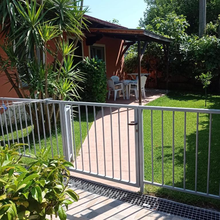a gate in front of a house with a yard at Casa Vacanze Mimose in Palinuro