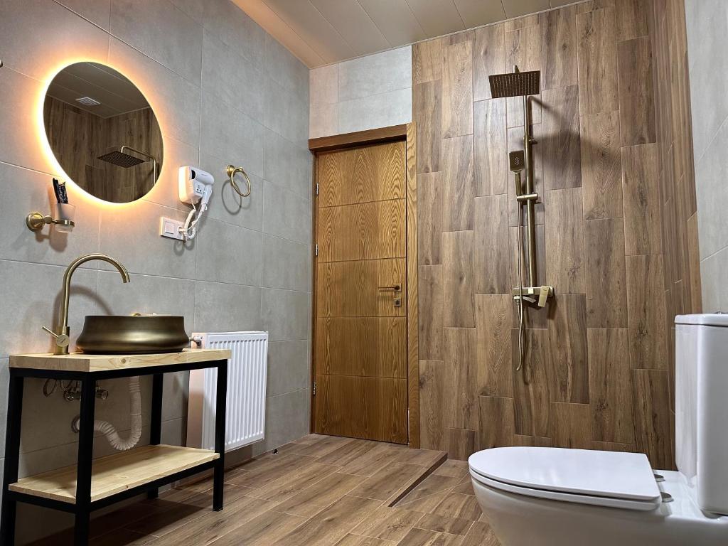 Bilik mandi di Hotel Mountime Kazbegi