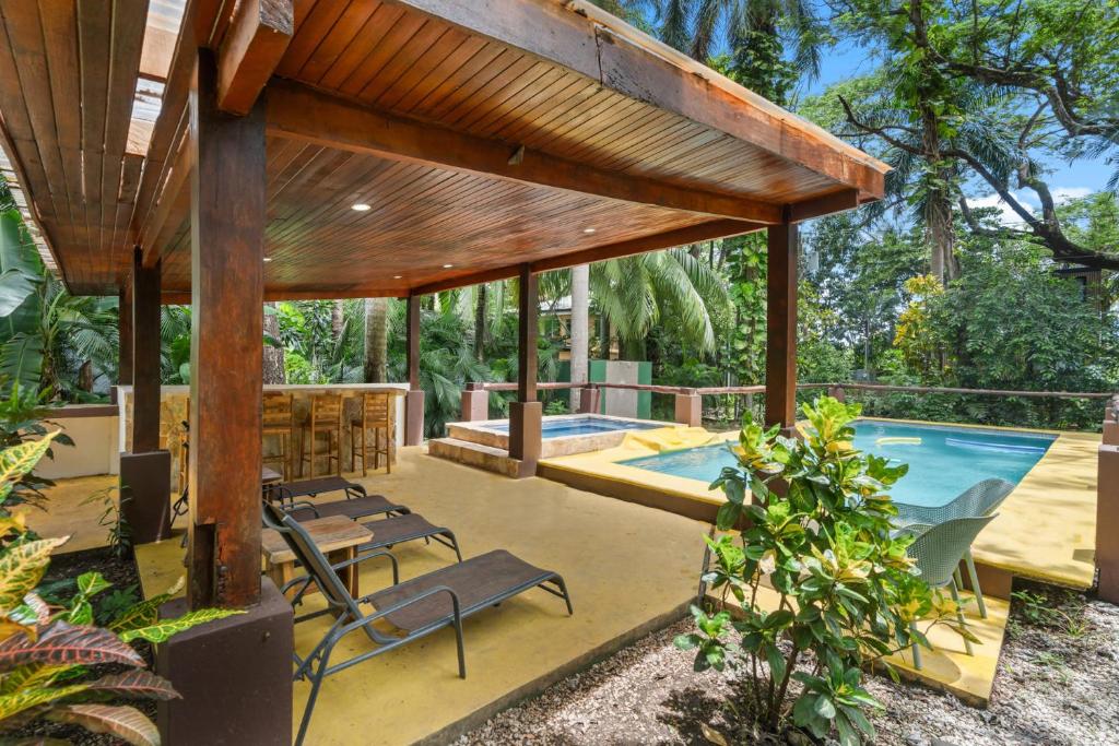 Bassein majutusasutuses 3-BD Home Shared Pool 1 Block from Beach või selle lähedal