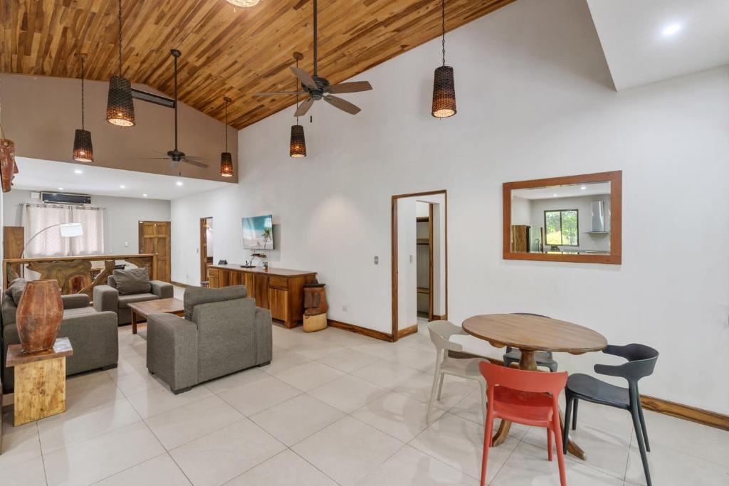Istumisnurk majutusasutuses 3-BD Home Shared Pool 1 Block from Beach
