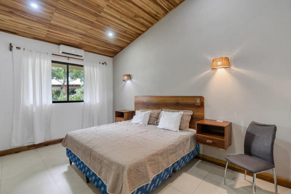 Voodi või voodid majutusasutuse 3-BD Home Shared Pool 1 Block from Beach toas