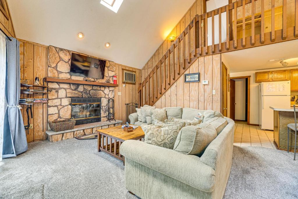 Posezení v ubytování 6 Mi to Skiing Poconos Winter Escape with Game Room