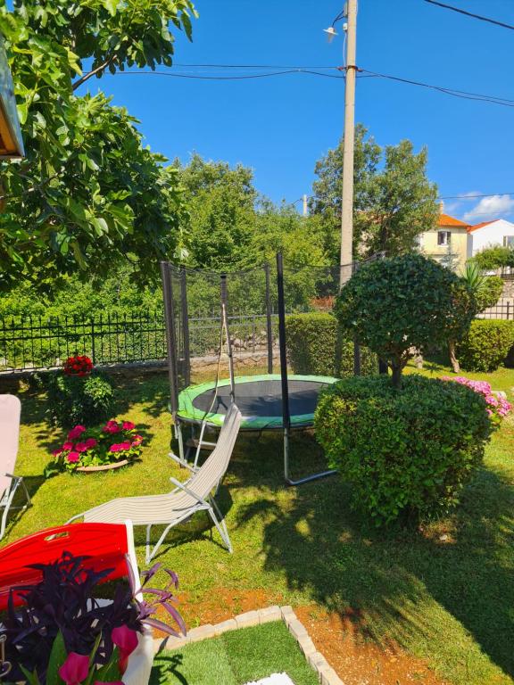 Ogród w obiekcie Apartment Marangunija