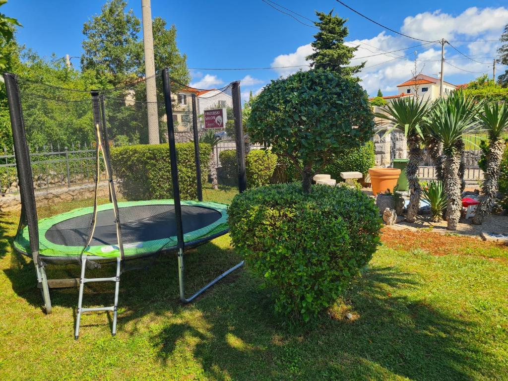 Basen w obiekcie Apartment Marangunija lub w pobliżu