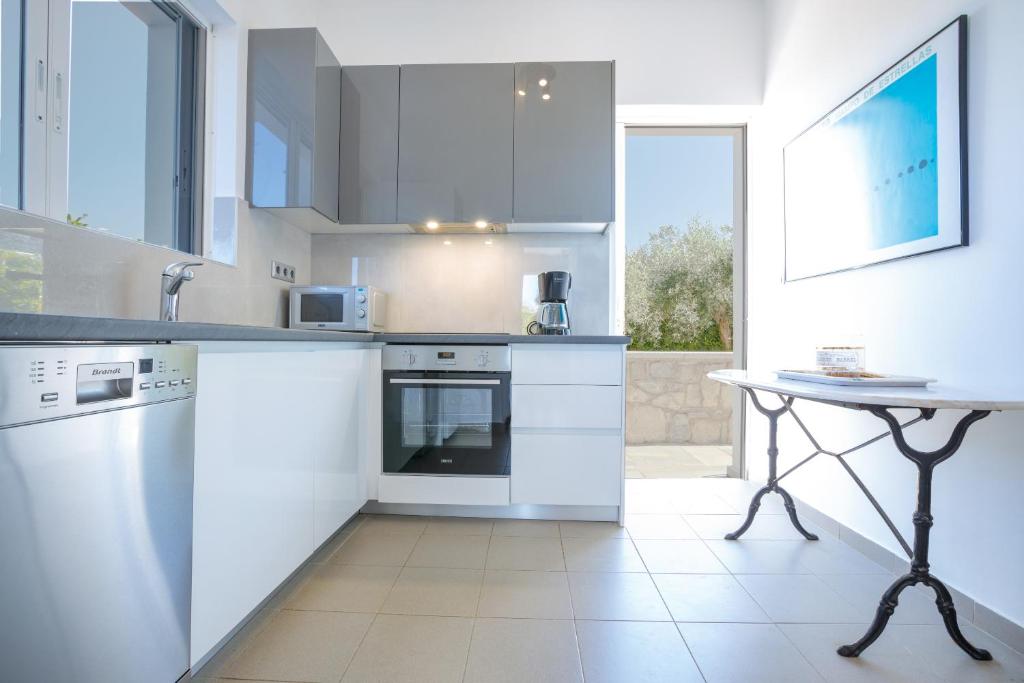 Kuchyňa alebo kuchynka v ubytovaní Messinian Blue Seaside Villa