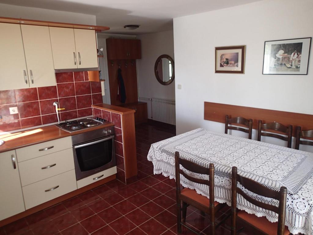 Kuchyňa alebo kuchynka v ubytovaní Holiday Home Dora