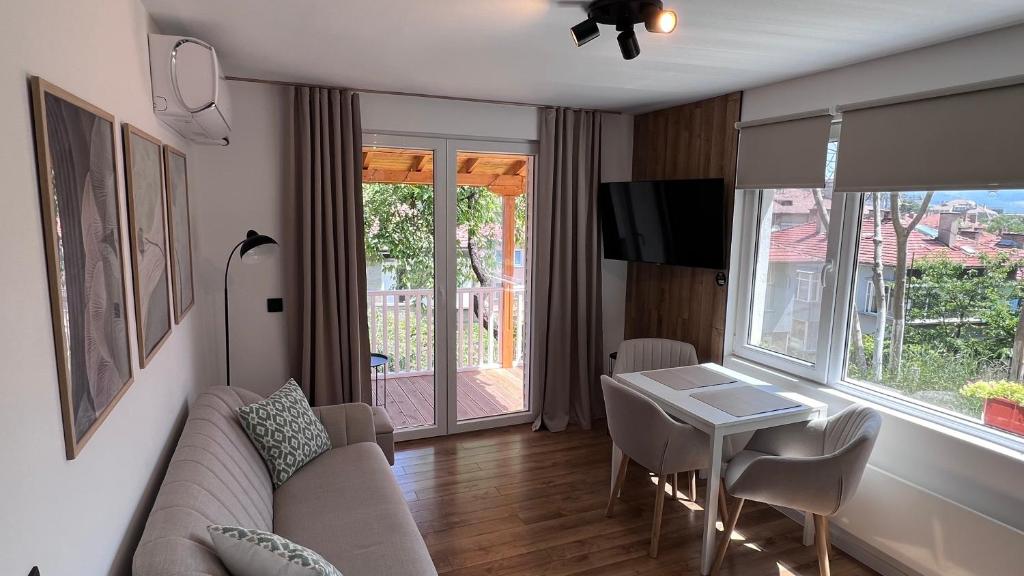 TV a/nebo společenská místnost v ubytování Black Cat Apartment