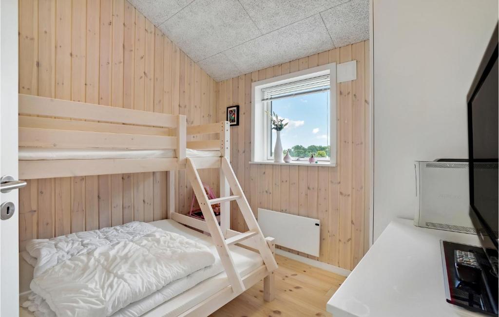 Postel nebo postele na pokoji v ubytování 4 Bedroom Stunning Home In Haderslev