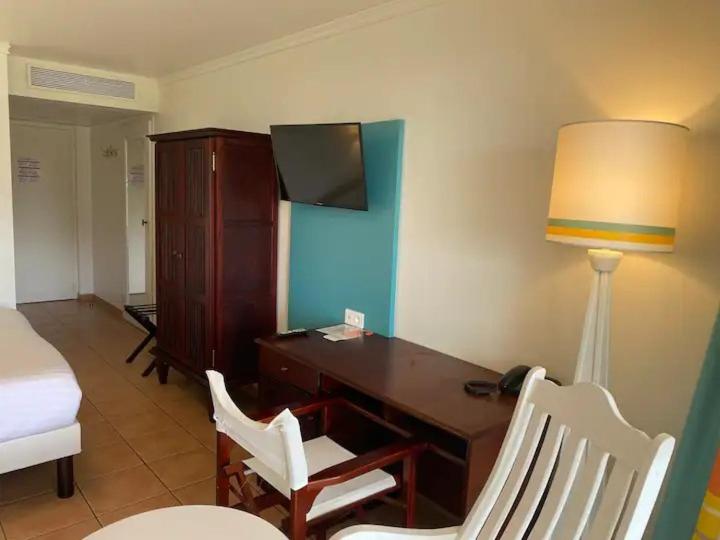 TV a/nebo společenská místnost v ubytování News CleEnMain-Studio Babzou plus cadeau - Vue mer-Piscine-Jacuzzi-Plage-Bar