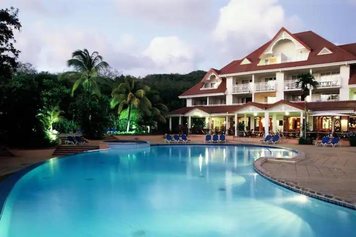 Bazén v ubytování News CleEnMain-Studio Babzou plus cadeau - Vue mer-Piscine-Jacuzzi-Plage-Bar nebo v jeho okolí