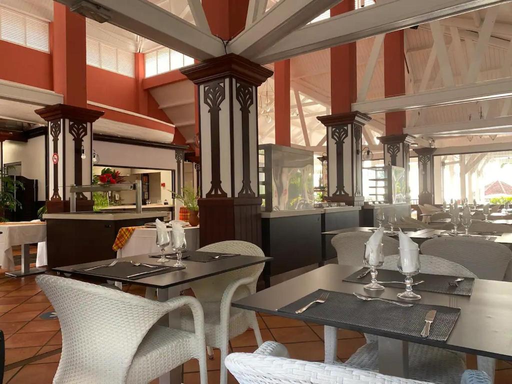 Restaurace v ubytování News CleEnMain-Studio Babzou plus cadeau - Vue mer-Piscine-Jacuzzi-Plage-Bar