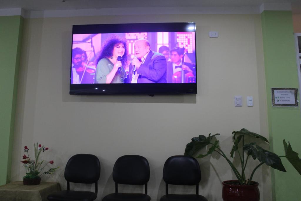 TV a/nebo společenská místnost v ubytování Hotel Incas Suite, con Aguas Termomedicinales
