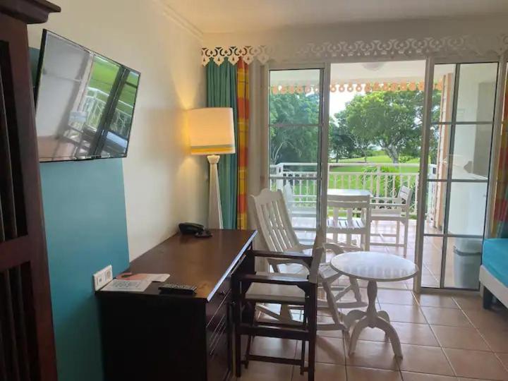 TV a/nebo společenská místnost v ubytování News CleEnMain-Studio Babzou plus cadeau - Vue mer-Piscine-Jacuzzi-Plage-Bar