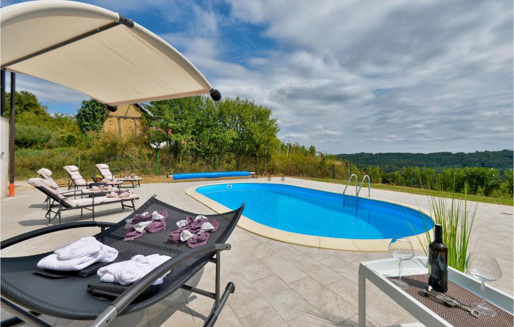 Bazén v ubytování 3 Bedroom Nice Home In Rukljevina nebo v jeho okolí