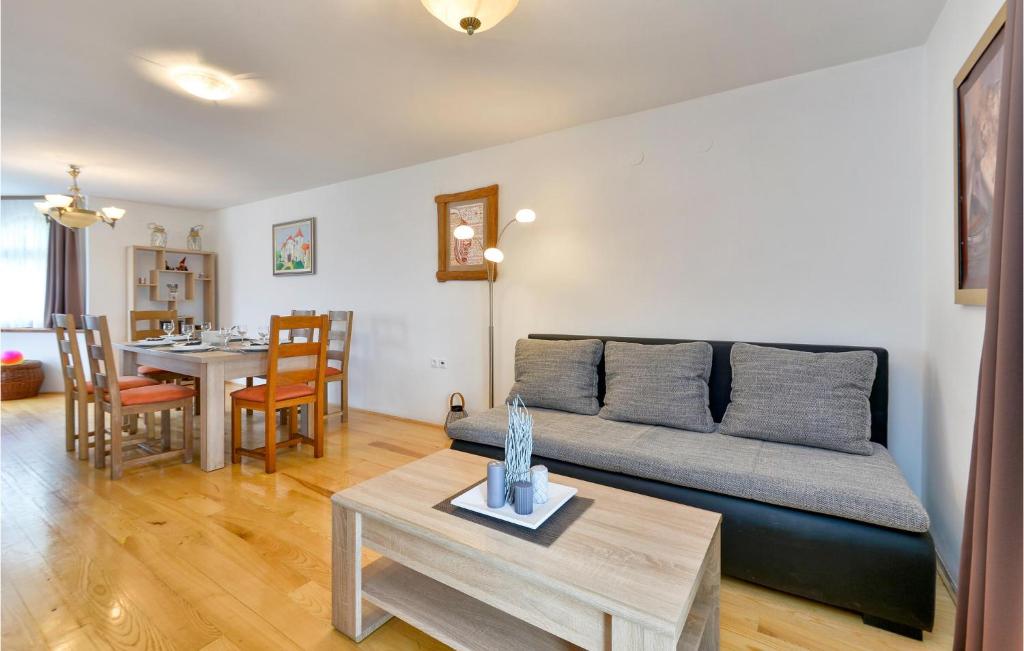 Posezení v ubytování 3 Bedroom Nice Home In Rukljevina