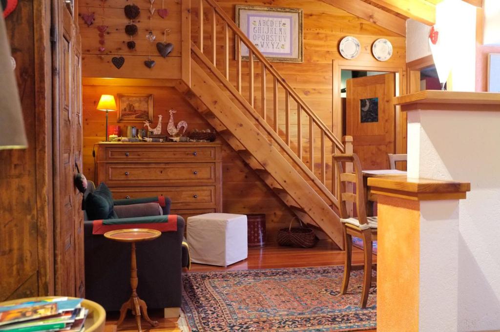 ein Wohnzimmer mit einer Treppe in einer Hütte in der Unterkunft Casa Clair Matin in Châtillon