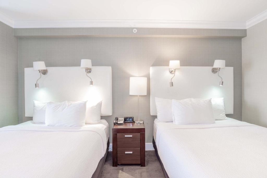 Postel nebo postele na pokoji v ubytování Sandman Signature Langley Hotel