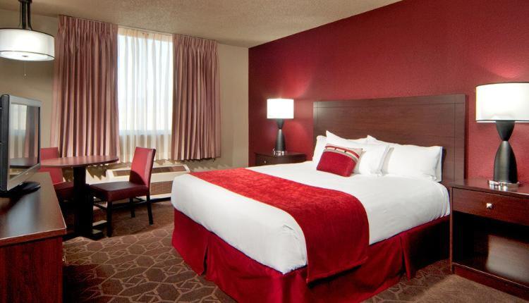 Postel nebo postele na pokoji v ubytování The Edgewater Hotel and Casino