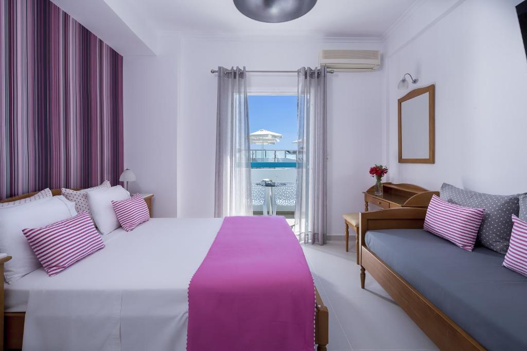 Un pat sau paturi într-o cameră la Santellini Hotel
