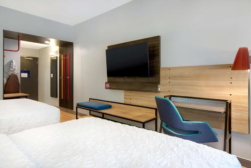 Tru By Hilton Wake Forest Raleigh North - Queen Room With Two Queen Beds And Walk-In Shower