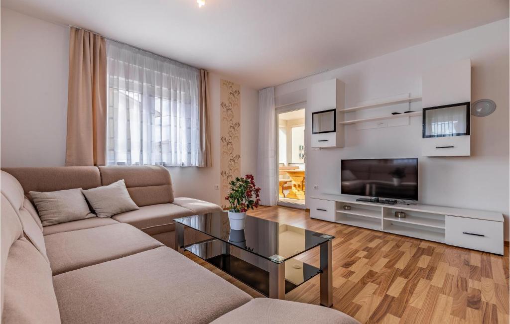 salon z kanapą i telewizorem w obiekcie Apartment Medulin 04 w Medulinie