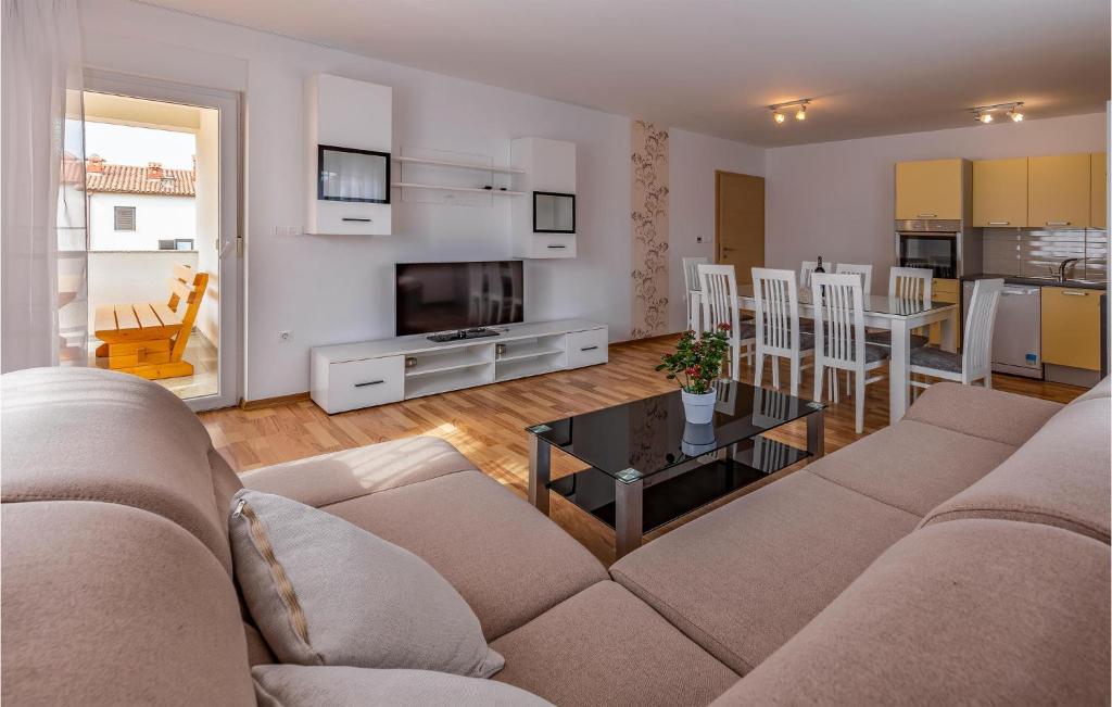 salon z kanapą i stołem w obiekcie Apartment Medulin 04 w Medulinie