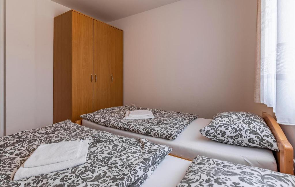 Łóżko lub łóżka w pokoju w obiekcie Apartment Medulin 04