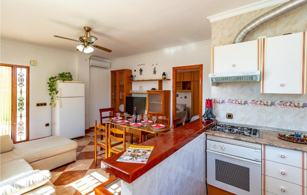 Fotografia z galérie ubytovania Pet Friendly Apartment In Benajarafe v destinácii Benajarafe